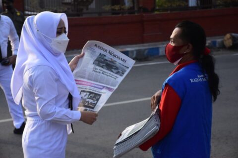 100 Lembar Koran dari Pedagang Asongan Diborong Bupati Mojokerto