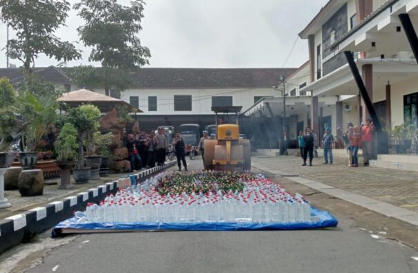 Polres Jombang Musnahkan Ribuan Miras Hasil Tangkapan Selama Dua Pekan Ramadan