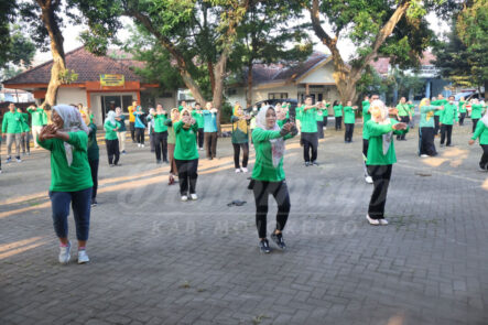 Sehat ! Bupati Mojokerto, Ikfina Fahmawati, melaksanakan kegiatan Jumat Bugar dengan senam bersama pegawai Dinas Kesehatan Kabupaten Mojokerto 2023