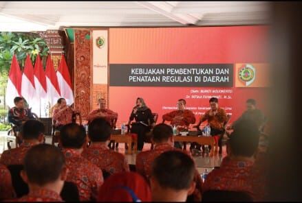 Bupati Mojokerto, Ikfina Fahmawati, secara resmi membuka sosialisasi Coaching Clinic dengan harapan bahwa perangkat daerah dapat memahami dan mengimplementasikan Peraturan Pemerintah (PP) dengan baik 2023
