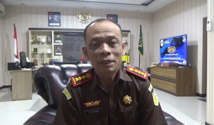 Kepala Kejari Jember diwawancarai media, Rabu (20/8/2025). (Foto: Istimewa/Satukanal.com)