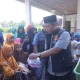 Polres Situbondo menyerahkan Bansos kepada anak-anak. (Foto: Humas Polres Situbondo)
