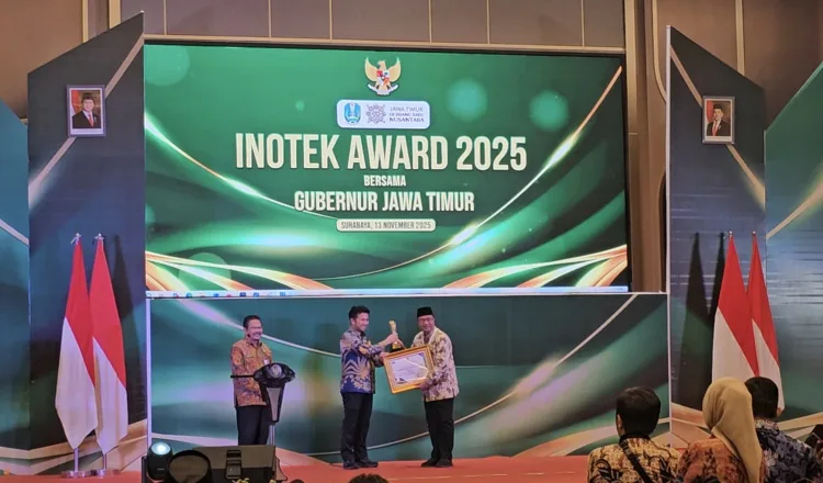 Kepala Bappeda Kabupaten Jember, Arief Tyahyono, mewakili Bupati Jember menerima piagam penghargaan. (Foto: Dok/Diskominfo Jember)