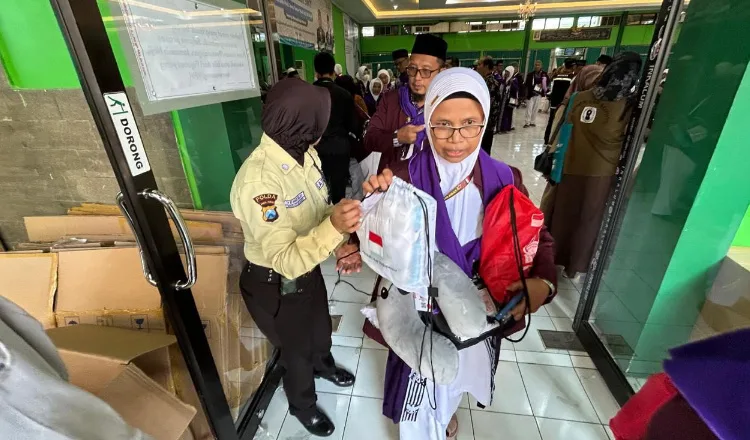 Ilustrasi jamaah haji menerima paket obat dan alat kesehatan di Asrama Haji Sukolilo. (Foto: Hari Setiawan)