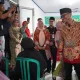Wakil Menteri Haji dan Umrah Dahnil Anzar Simanjuntak menyapa calon jamaah haji yang sedang pemeriksaan kesehatan di Puskesmas Nusa Indah, Kota Bengkulu. (Foto: Dok/Humas Kemenhaj Umrah RI)