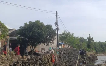 Banjir Jember: Ketika Air Sungai Tak Lagi Punya Ruang untuk Mengalir Kondisi terkini perumahan Villa Indah Tegal Besar Jember yang berdiri diatas bantaran sungai, Selasa (16/12/2025). (Foto: Teamwork)