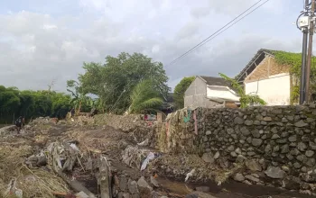 Ketika Sungai Mengambil Haknya Kondisi terkini perumahan Villa Indah Tegal Besar Jember yang bersebelahan langsung dengan Sungai Bedadung, Selasa (16/12/2025). (Foto: Teamwork)