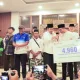 Bupati Jember menyerahkan jaminan sosial BPJS Ketenagakerjaan secara simbolis, Sabtu (7/3/2026) malam. (Foto: Dok/Diskominfo Jember)