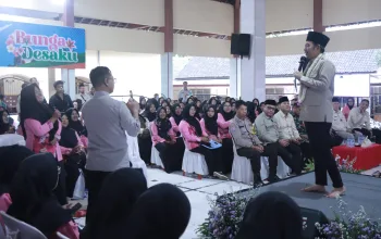 Gus Fawait dekat dengan warga dalam acara Bunga Desaku. (Foto: Dok/Diskominfo Jember)
