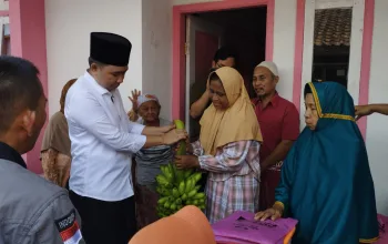 Sumiati saat memberikan setandan pisang ke Gus Fawait. (Foto: Istimewa)