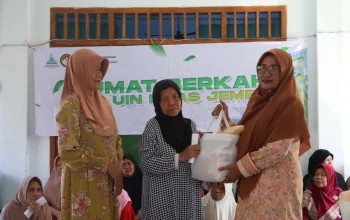 Sambut Iduladha, DWP UIN KHAS Jember Berbagi Berkah dengan Warga Karangmluwo DWP UIN KHAS Jember membagikan bantuan sosial kepada warga Karangmluwo. (Foto: Dok/Humas UIN KHAS Jember)