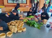 Kurangi Sampah Plastik, Masjid Al Khalid Kediri Kemas Daging Kurban Pakai Besek dan Daun Jati
