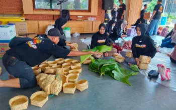 Takmir Masjid Masjid Al-Khalid Mempersiapkan Daging qurban yang akan di bagikan (ist)