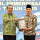 Bupati Jember menerima piagam penghargaan opini WTP dari BPK RI. (Foto: Dok/Diskominfo Jember)