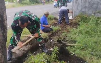 Babinsa Koramil Rejoso Hadir Bantu Kesulitan Warga Lewat Karya Bakti Pipanisasi