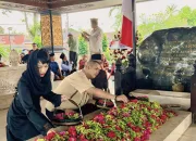 Peringatan Haul Ke-56 Bung Karno, Cucu Nyekar di Pusara Sang Kakek Bersama Masyarakat Blitar