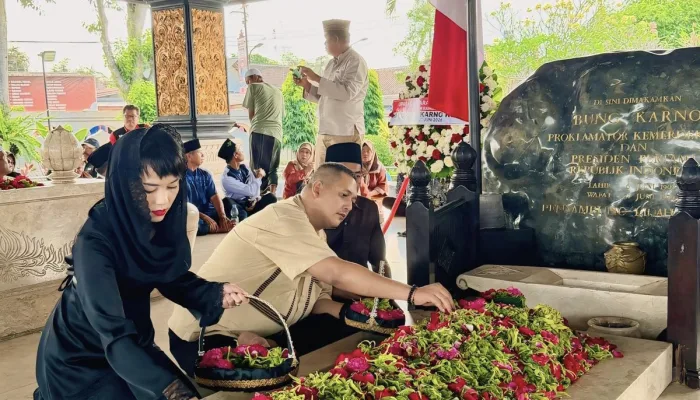 Peringatan Haul Ke-56 Bung Karno, Cucu Nyekar di Pusara Sang Kakek Bersama Masyarakat Blitar