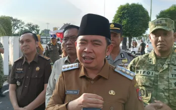 Bupati Jember, Muhammad Fawait, diwawancarai media. (Foto: Teamwork)