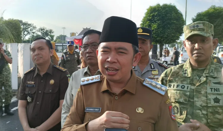 Bupati Jember, Muhammad Fawait, diwawancarai media. (Foto: Teamwork)
