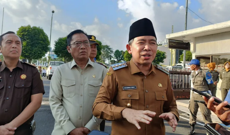 Bupati Jember, Muhammad Fawait, diwawancarai media. (Foto: Teamwork)