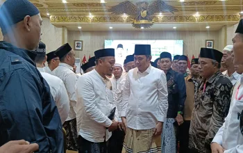 Bupati Jember berbicara dengan guru ngaji di Pendapa Wahyawibawagraha, Selasa (16/6/2026). (Foto: Teamwork)