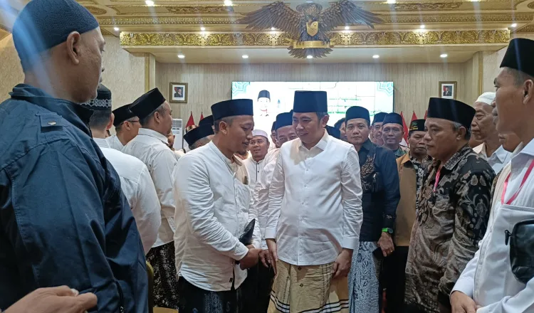 Bupati Jember berbicara dengan guru ngaji di Pendapa Wahyawibawagraha, Selasa (16/6/2026). (Foto: Teamwork)