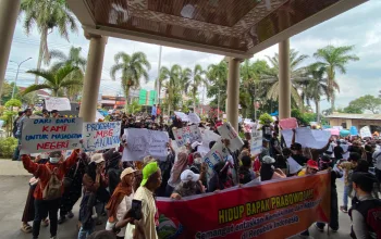 Aksi Damai di DPRD Jember, Warga Sebut MBG Buka Peluang Kerja bagi Masyarakat