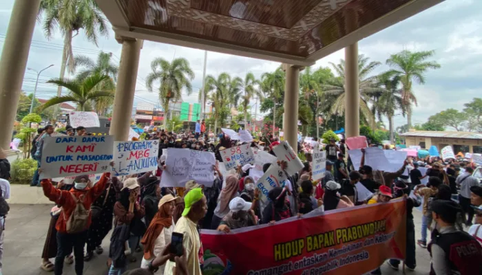 Aksi Damai di DPRD Jember, Warga Sebut MBG Buka Peluang Kerja bagi Masyarakat