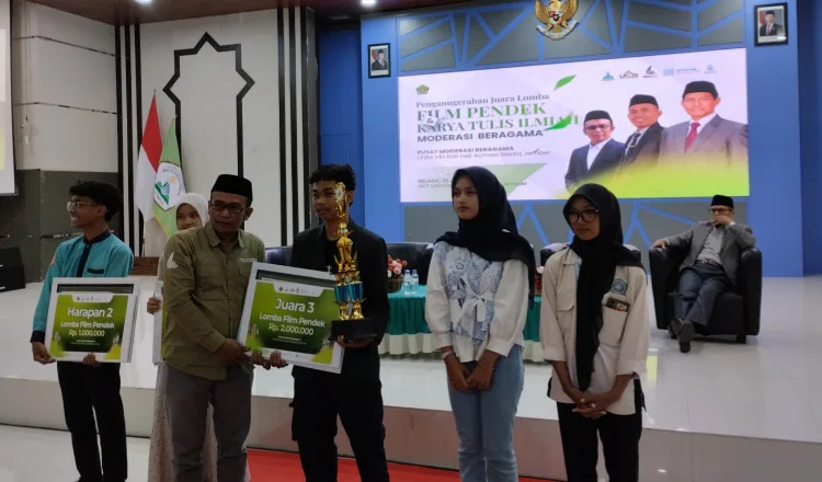 UIN KHAS Jember menyerahkan hadiah pemenang lomba film pendek, Selasa (23/6/2026). (Foto: Teamwork)