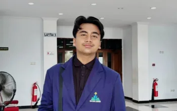 Lihai Akting dan Editing, Izul Jadi Sosok Kunci Kemenangan Video PMB PTKIN UIN KHAS Jember Raden Muhammad Nabrizul Haq Hidayat berfoto di kampus UIN KHAS Jember. (Foto: Istimewa)