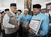 17 Jamaah Haji Jombang Terima Bantuan UEA, Menhaj RI Gus Irfan Serahkan Simbolis