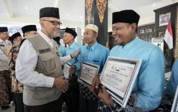17 Jamaah Haji Jombang Terima Bantuan UEA, Menhaj RI Gus Irfan Serahkan Simbolis