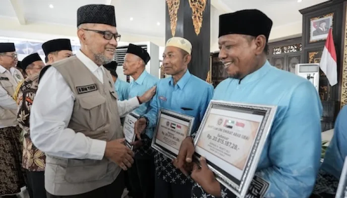 17 Jamaah Haji Jombang Terima Bantuan UEA, Menhaj RI Gus Irfan Serahkan Simbolis