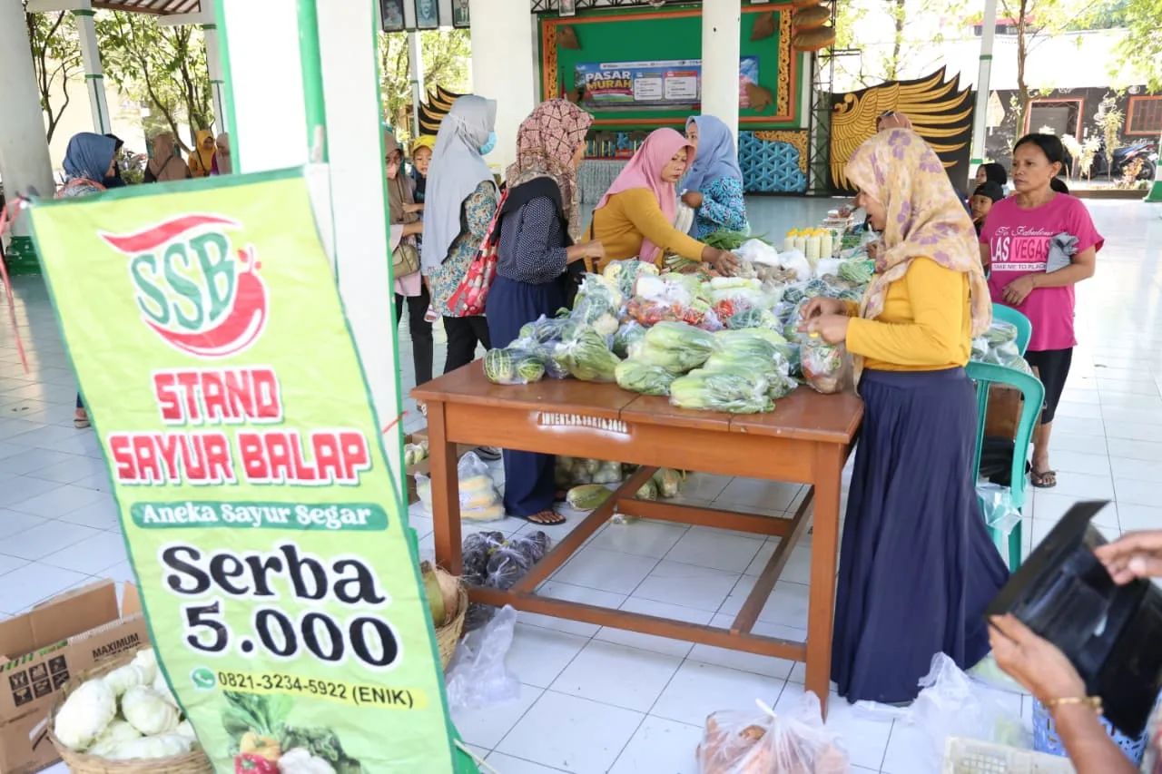 Kegiatan pasar murah di Balai Desa Semboro, Kamis (25/6/2026). (Foto: Dok/Diskominfo Jember)