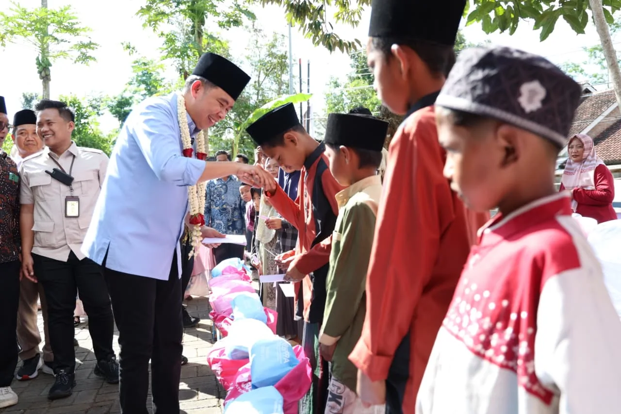 Gus Fawait menyerahkan bantuan sosial kepada sejumlah anak yatim, Minggu (28/6/2026). (Foto: Dok/Diskominfo Jember)