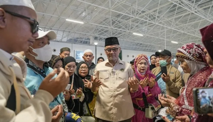 Menhaj RI Gus Irfan Minta Maaf Atas Kekurangan Pelayanan Haji saat Melepas Jamaah UPG-07