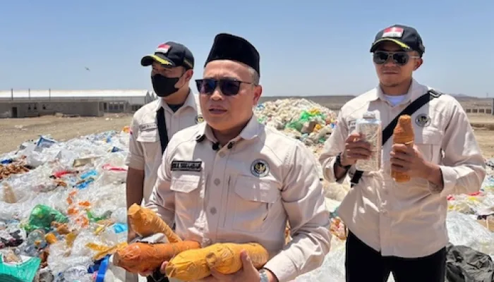 Gudang Sitaan Barang Bawaan Jamaah Dipenuhi Botol Air Zamzam yang Menggunung