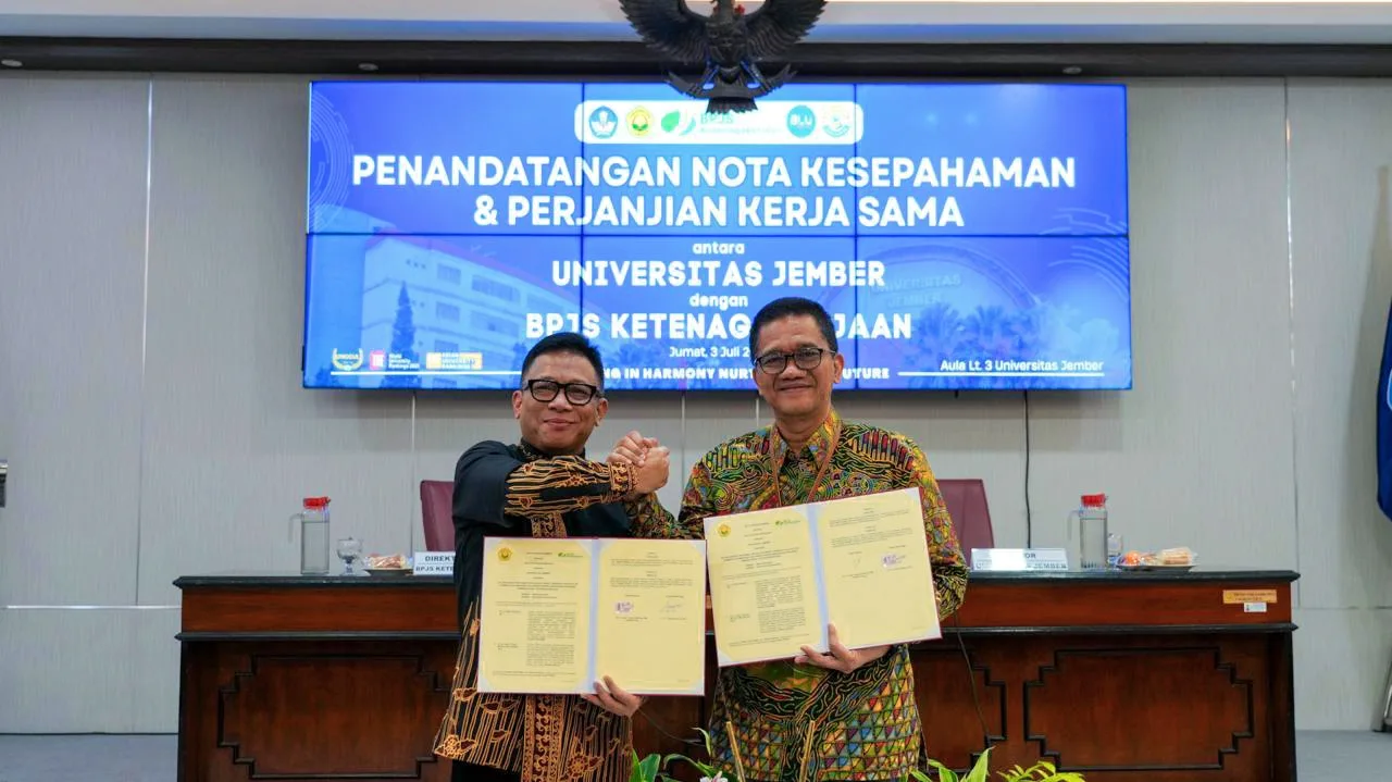 Direktur Utama BPJS Ketenagakerjaan dan Rektor Universitas Negeri Jember menunjukkan nota kesepahaman yang telah ditandatangani, Jumat (3/7/2026). (Foto: Dok/Humas BPJS Ketenagakerjaan Cabang Jember)