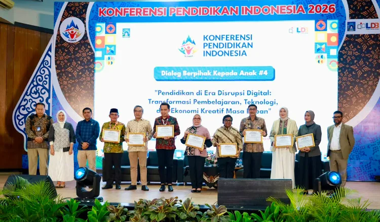 Bupati Jember menerima piagam penghargaan dari insan media. (Foto: Dok/Diskominfo Jember)
