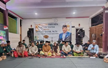 Teladani Pesan Menyentuh Presiden Prabowo, Legislator Jatim H. Satib Santuni Puluhan Yatim dan Dhuafa Acara penyerahan santuan anak yatim di kediaman H. Satib, Minggu malam (5/7/2026). (Foto: Istimewa)