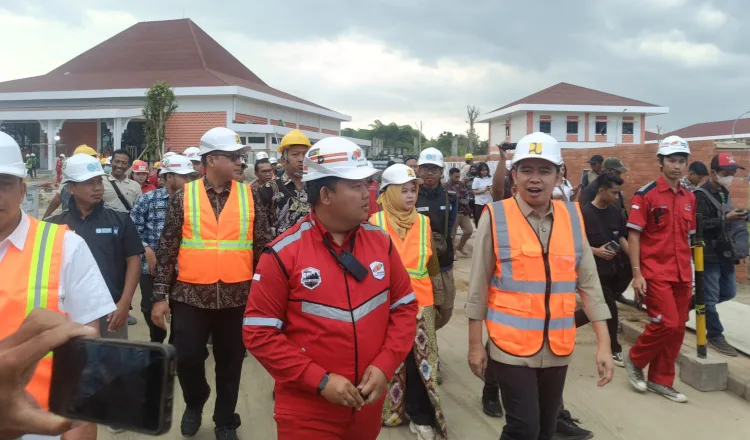 Bupati Jember, Gus Fawait, meninjau pembangunan Sekolah Rakyat, Kamis (9/7/2026). (Foto: Teamwork)