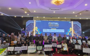 BPJS Ketenagakerjaan Jember Serahkan Santunan Rp42 Juta dan Kartu Kepesertaan UMKM pada Festival Kemudahan dan Pelindung Usaha Mikro 2026 Festival Kemudahan dan Pelindung Usaha Mikro Kabupaten Jember 2026 di New Sari Utama, Selasa (21/7/2026). (Foto: Dok/Humas BPJS Ketenagakerjaan Cabang Jember)