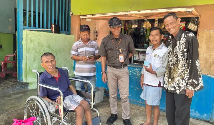 Tim medias Pemkab Jember saat mendatangi pasien ke rumahnya. (Foto: Dok/Diskominfo Jember)