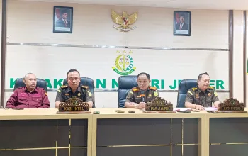 Kejari Jember pimpin konferensi pers ungkap kasus korupsi perbankan, Rabu (22/7/2026). (Foto: Teamwork)