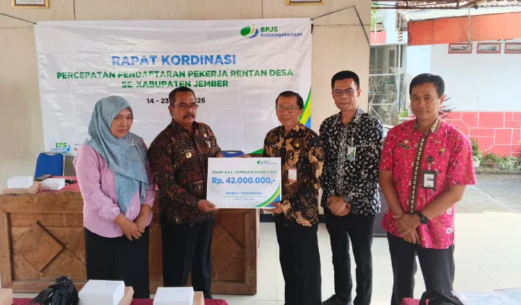 Penyerahan secara simbolis santunan kematian kepada ahli waris pekerja rentan di Desa Pondokrejo. (Foto: Dok/Humas BPJS Ketenagakerjaan Cabang Jember)