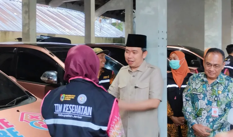 Gus Fawait meninjau kesiapan armada dalam soft launching layanan homecare di halaman Dinkes Jember, Kamis (23/7/2026). (Foto: Teamwork)