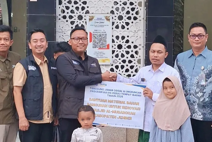 Perum Bulog Cabang Jember menyerahkan bantuan sosial secara simbolis. (Foto: Istimewa)