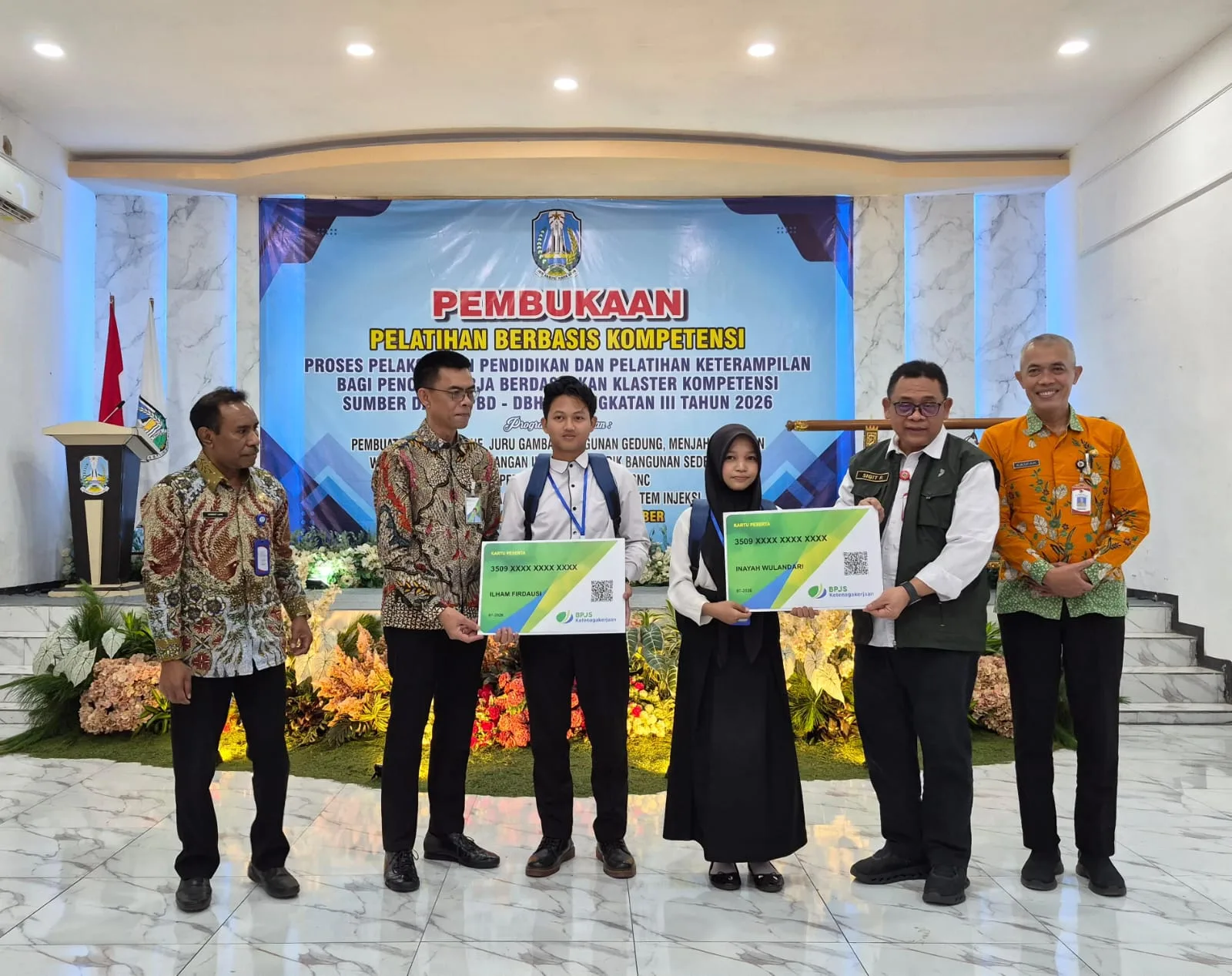 BPJS Ketenagakerjaan Jember memberikan santunan secara simbolis. (Foto: Dok/Humas BPJS Ketenagakerjaan Jember)